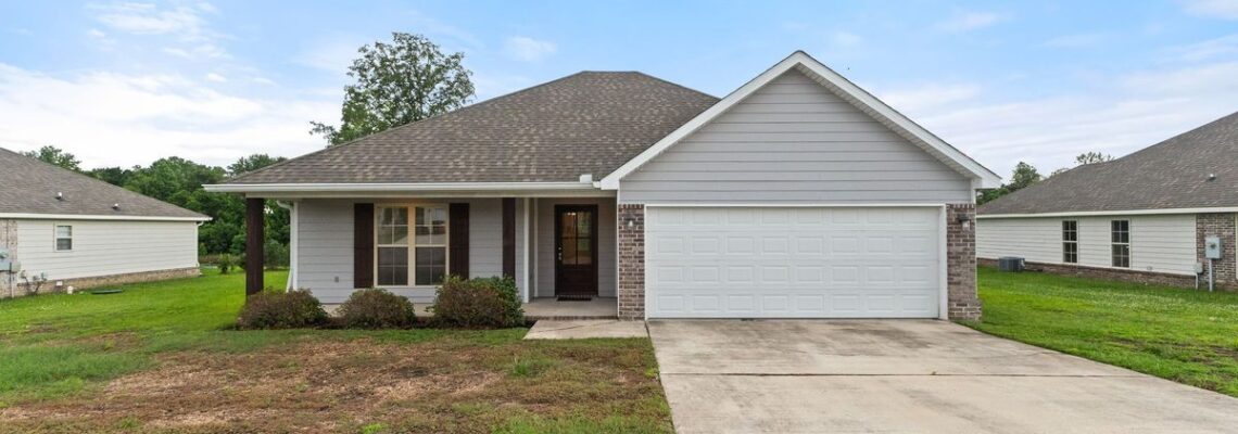Front exterior of 32 Cosmos, waterfront home in Mineral Creek Landing, Hattiesburg MS